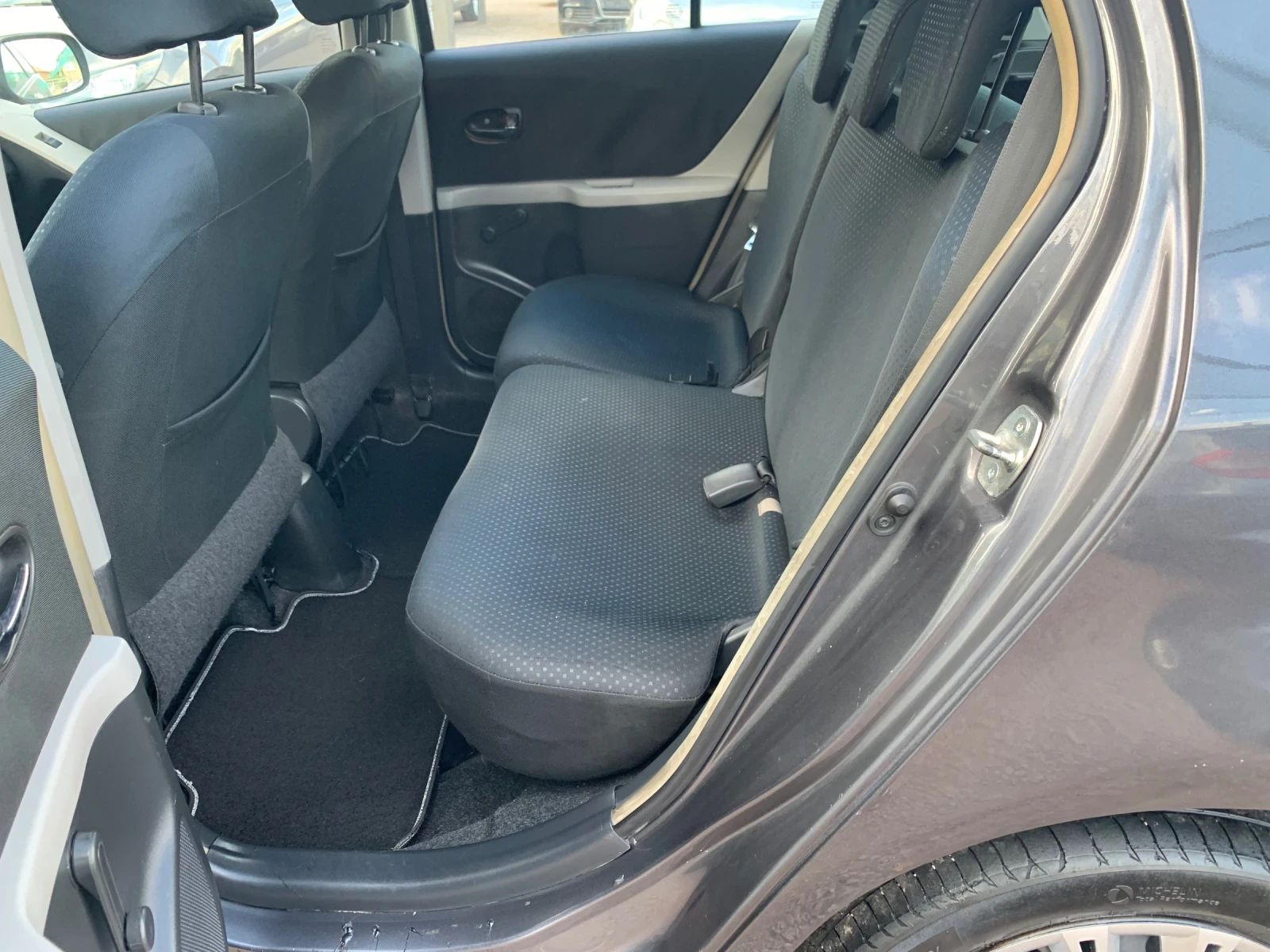 Toyota Yaris 1.4d Face 6 скорости, снимка 13 - Автомобили и джипове - 55418556
