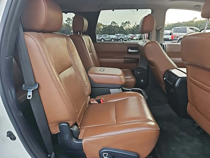 Toyota Sequoia Platinum* 5.7 Hemi* JBL* 7места* от представителст, снимка 15 - Автомобили и джипове - 48887065