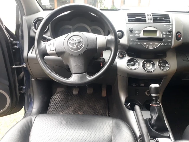 Toyota Rav4 2.2 D4D, снимка 10 - Автомобили и джипове - 47411323