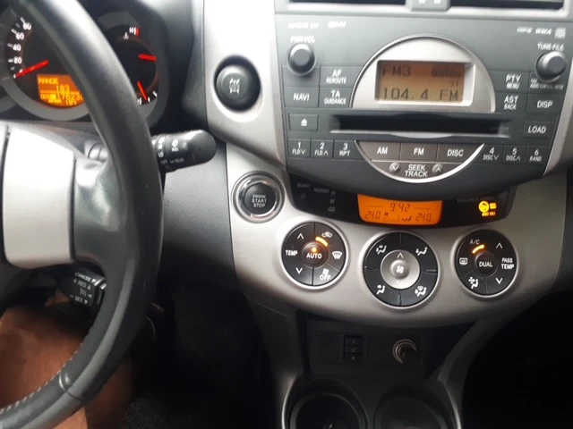 Toyota Rav4 2.2 D4D, снимка 8 - Автомобили и джипове - 47411323