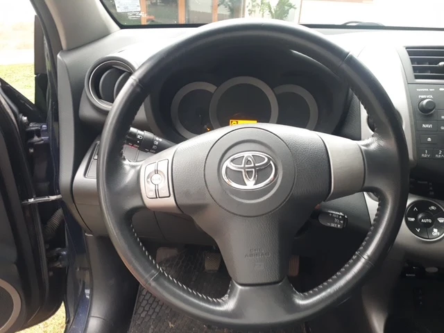 Toyota Rav4 2.2 D4D, снимка 11 - Автомобили и джипове - 47411323