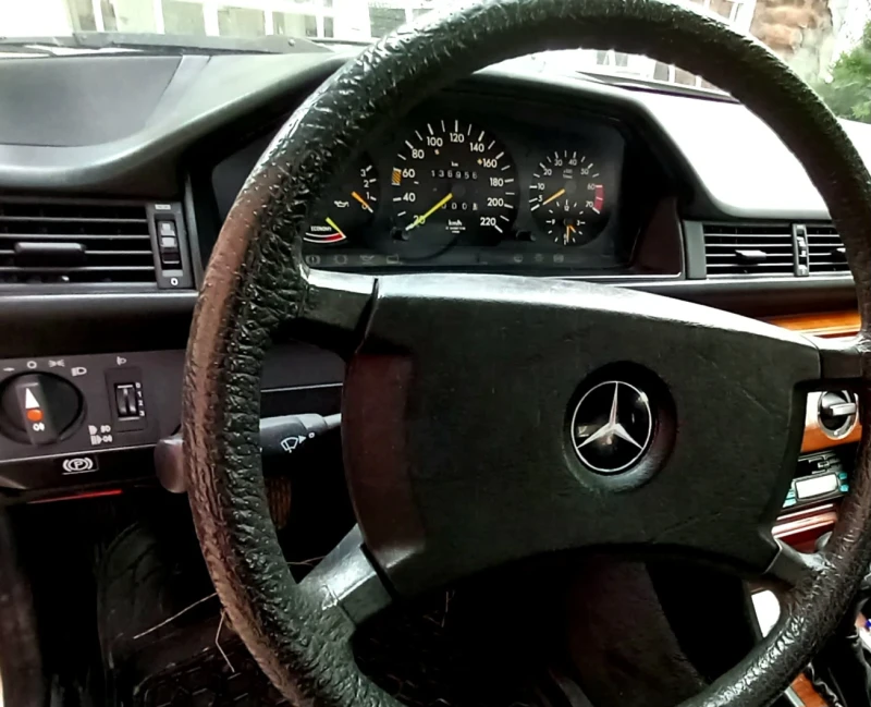 Mercedes-Benz 124 Състояние близко до нов! , снимка 15 - Автомобили и джипове - 49528606