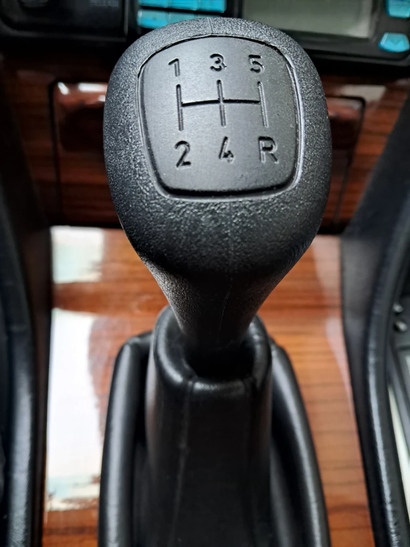 Mercedes-Benz 124 Капсула на времето! 100% обслужен! , снимка 17 - Автомобили и джипове - 52932401