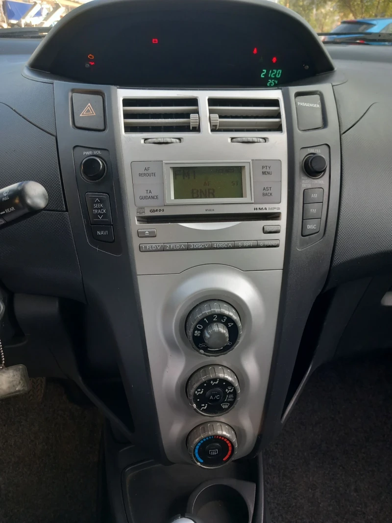 Toyota Yaris 1.3 vvt.i 87ks, снимка 10 - Автомобили и джипове - 51222378