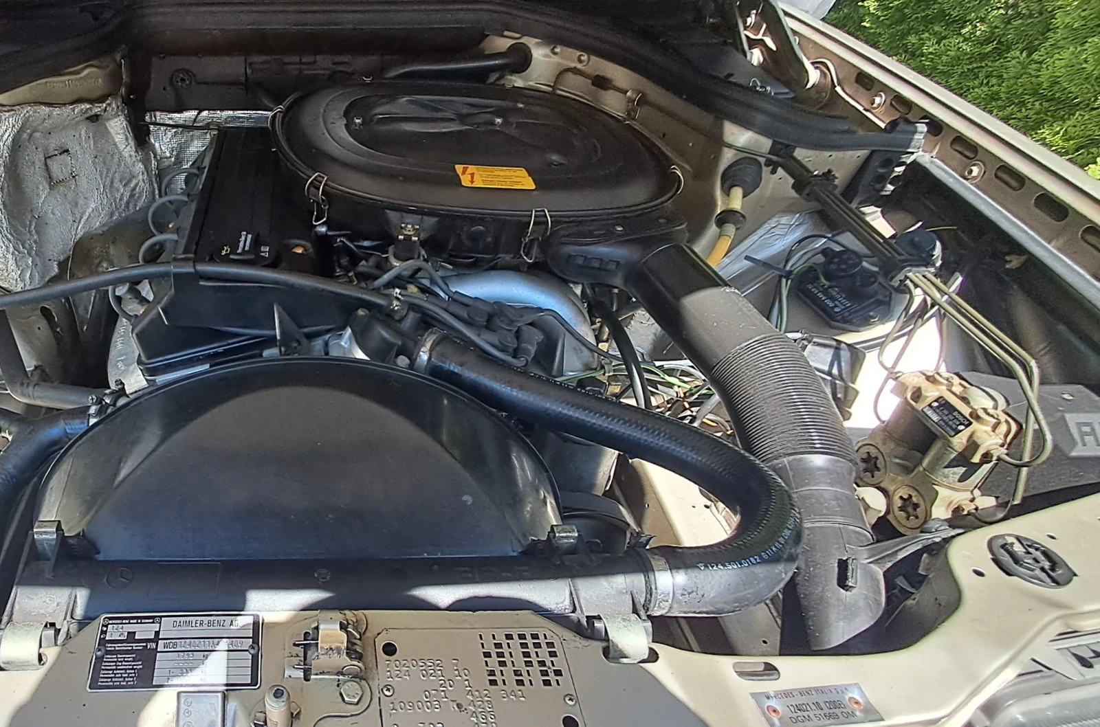 Mercedes-Benz 124 Автентичен КАРАН САМО 4г 137.772км колекционерски, снимка 8 - Автомобили и джипове - 54557347