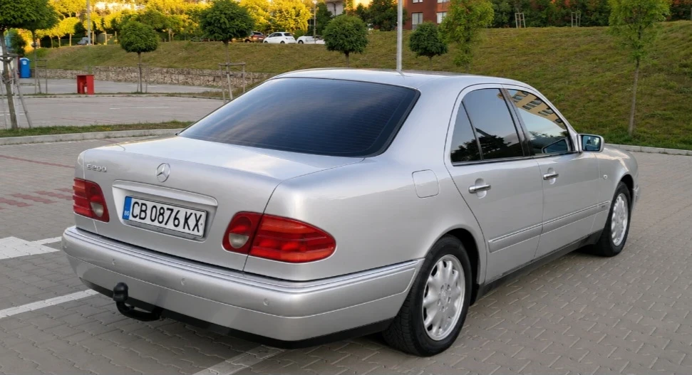 Mercedes-Benz 124 W210 ЗА КОЛЕКЦИЯ УНИКАТ, 100% ОРИГИНАЛ , снимка 2 - Автомобили и джипове - 55671360