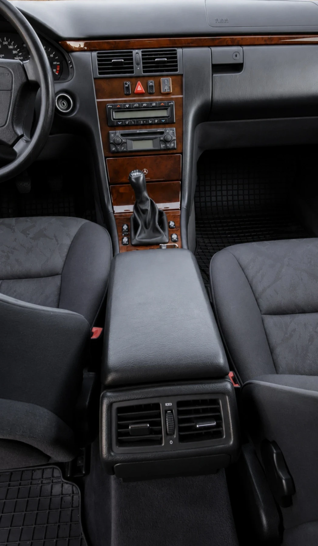 Mercedes-Benz 124 W210 ЗА КОЛЕКЦИЯ УНИКАТ, 100% ОРИГИНАЛ , снимка 10 - Автомобили и джипове - 55671360