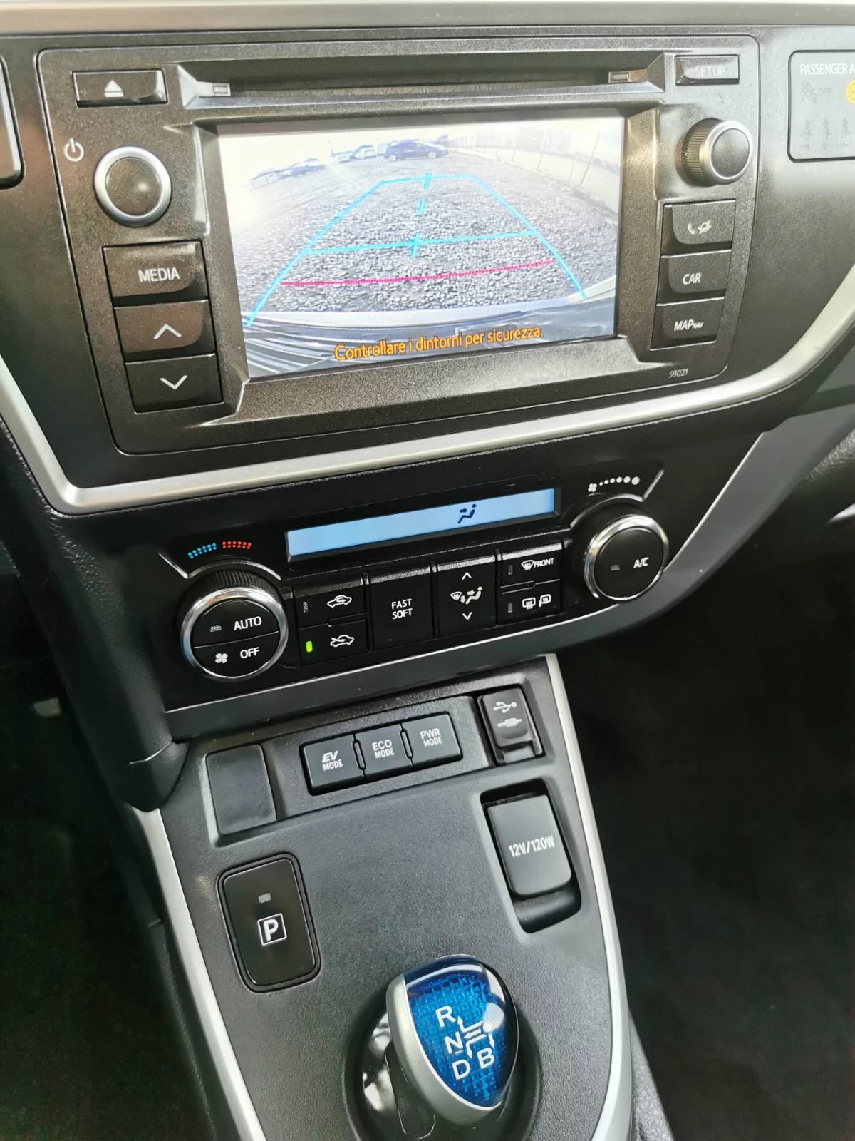 Toyota Auris Hybrid 1.8  - изображение 8