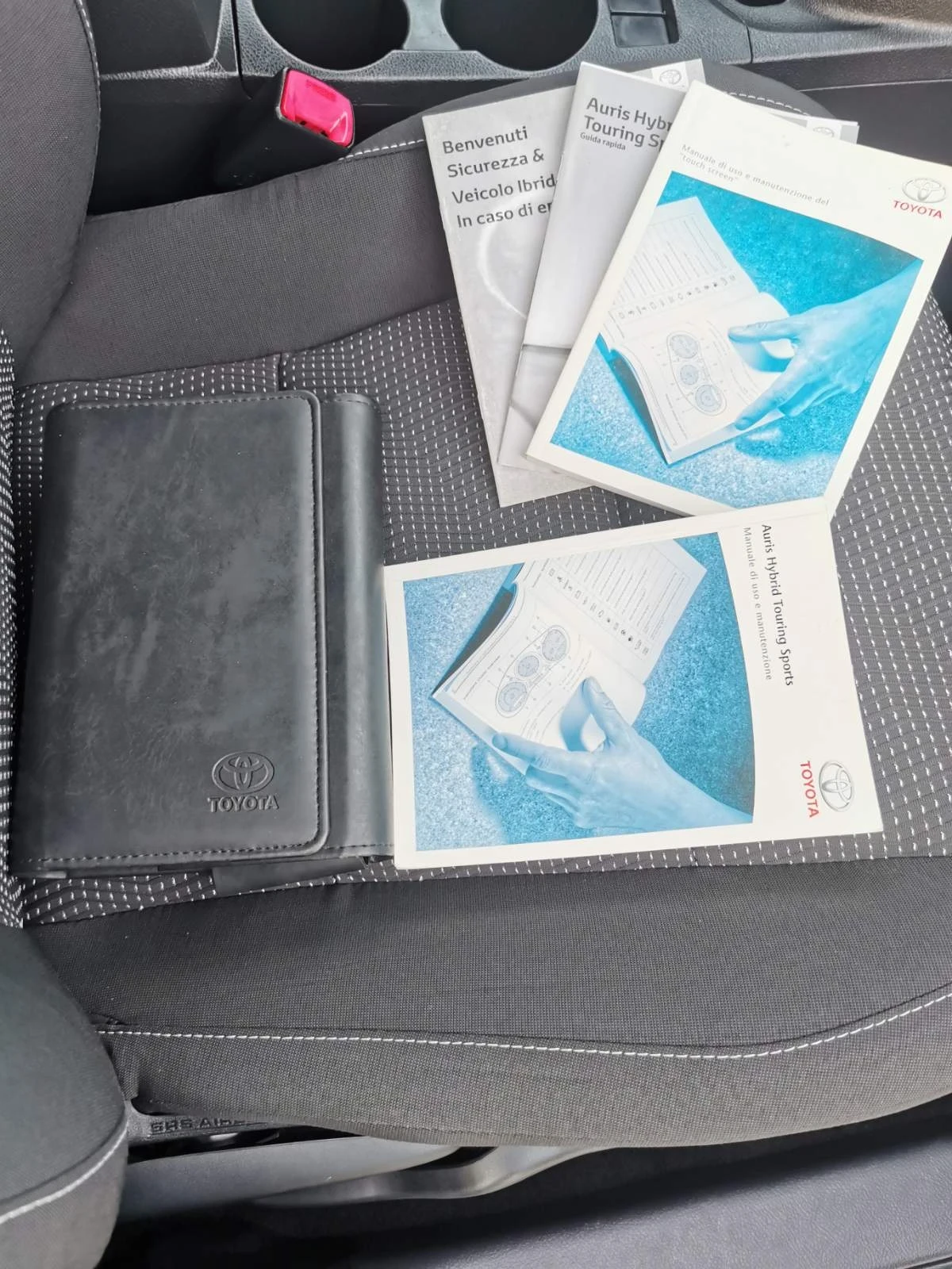 Toyota Auris Hybrid 1.8  - изображение 4