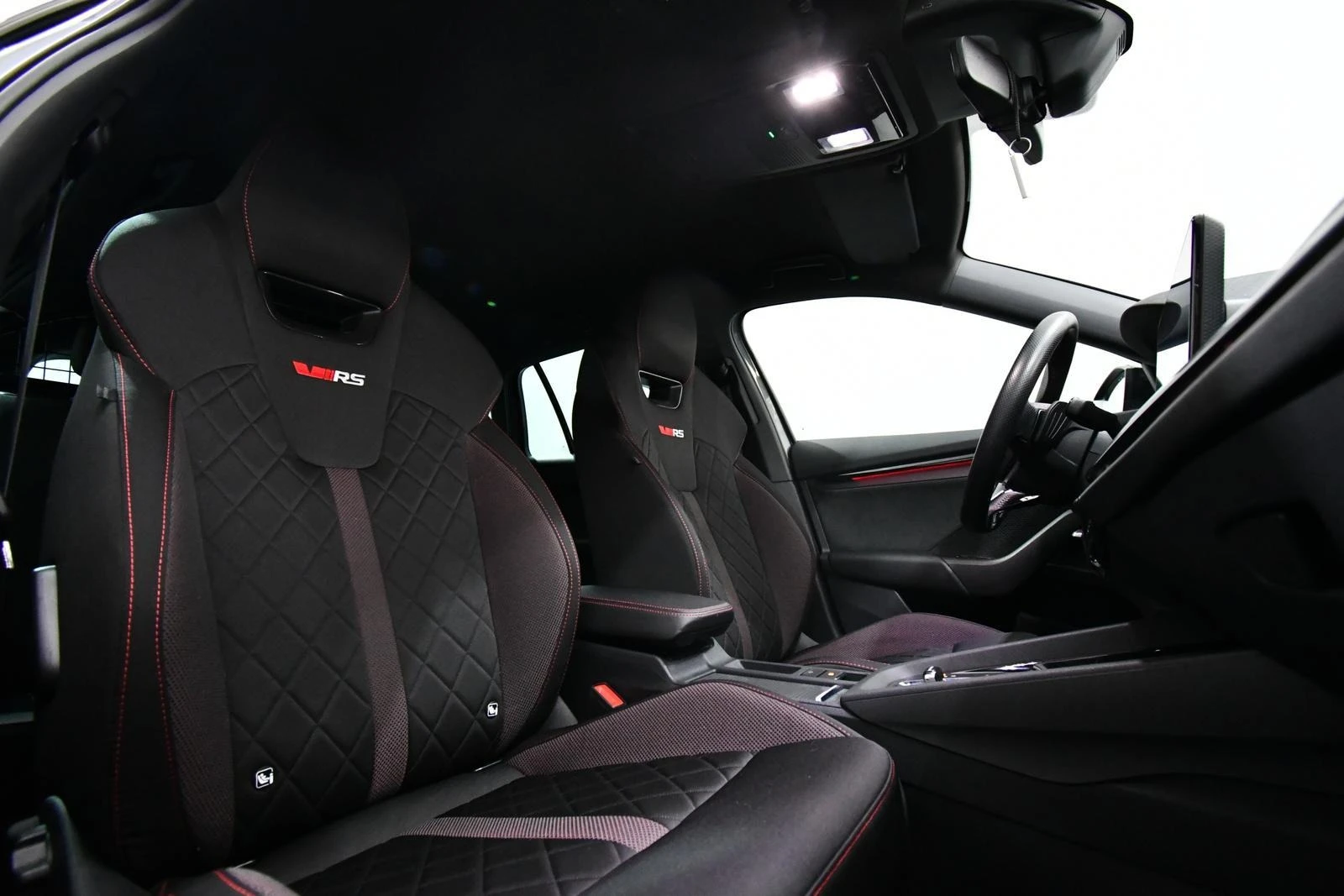 Skoda Octavia 2.0TDI* RS* 4X4* KEYLESS* DISTR* LED* CARPLAY*  - изображение 6