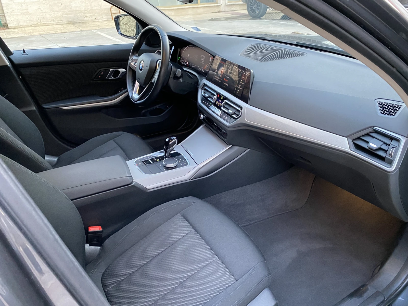 BMW 320 xDrive Business Design Laser, снимка 10 - Автомобили и джипове - 53741950