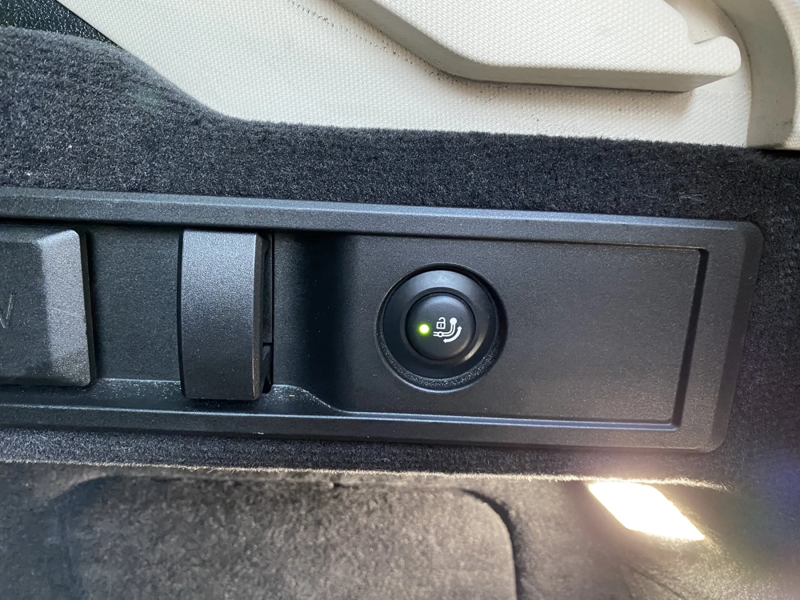 BMW 320 xDrive Business Design Laser, снимка 16 - Автомобили и джипове - 53741950