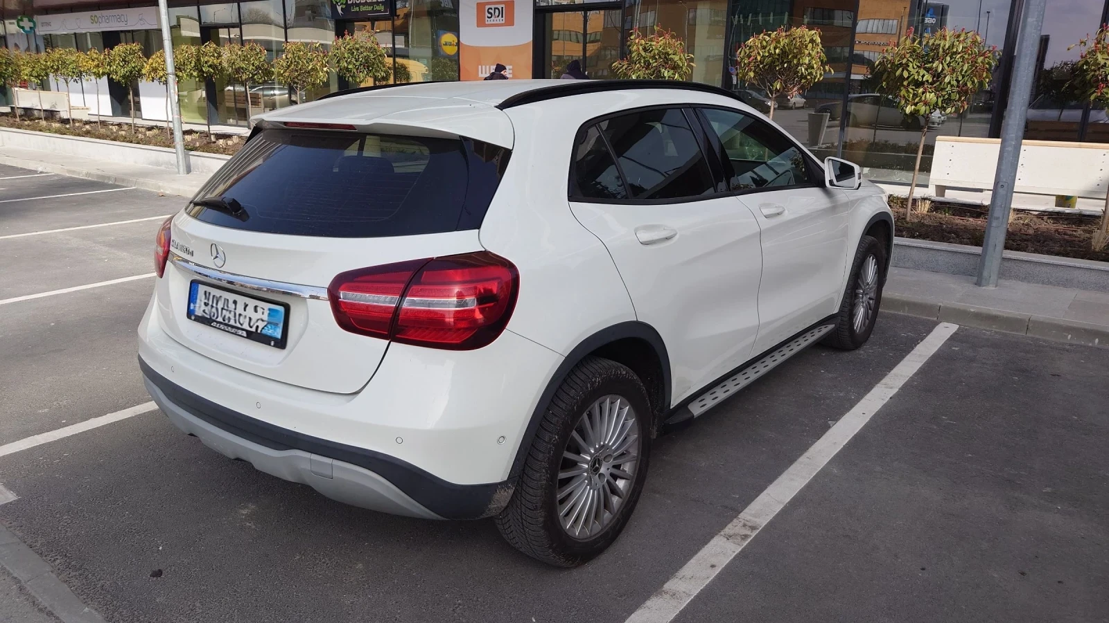 Mercedes-Benz GLA 180, снимка 4 - Автомобили и джипове - 53998315