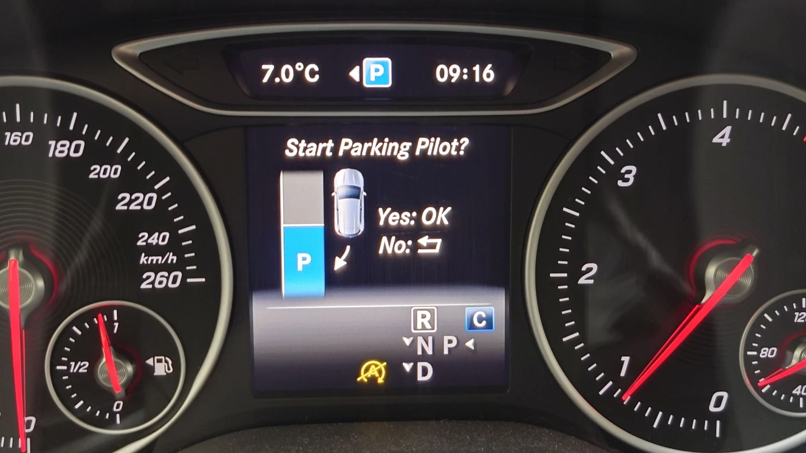 Mercedes-Benz GLA 180, снимка 10 - Автомобили и джипове - 53998315