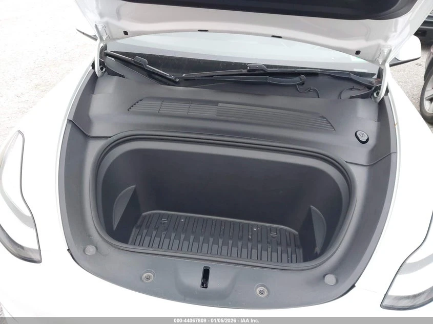 Tesla Model Y Long Range AWD, снимка 10 - Автомобили и джипове - 54169776