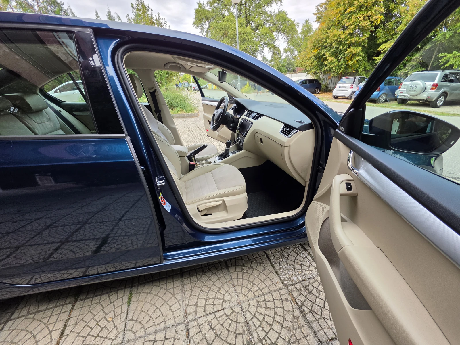 Skoda Octavia 1.6 TDI DSG, снимка 14 - Автомобили и джипове - 56270123