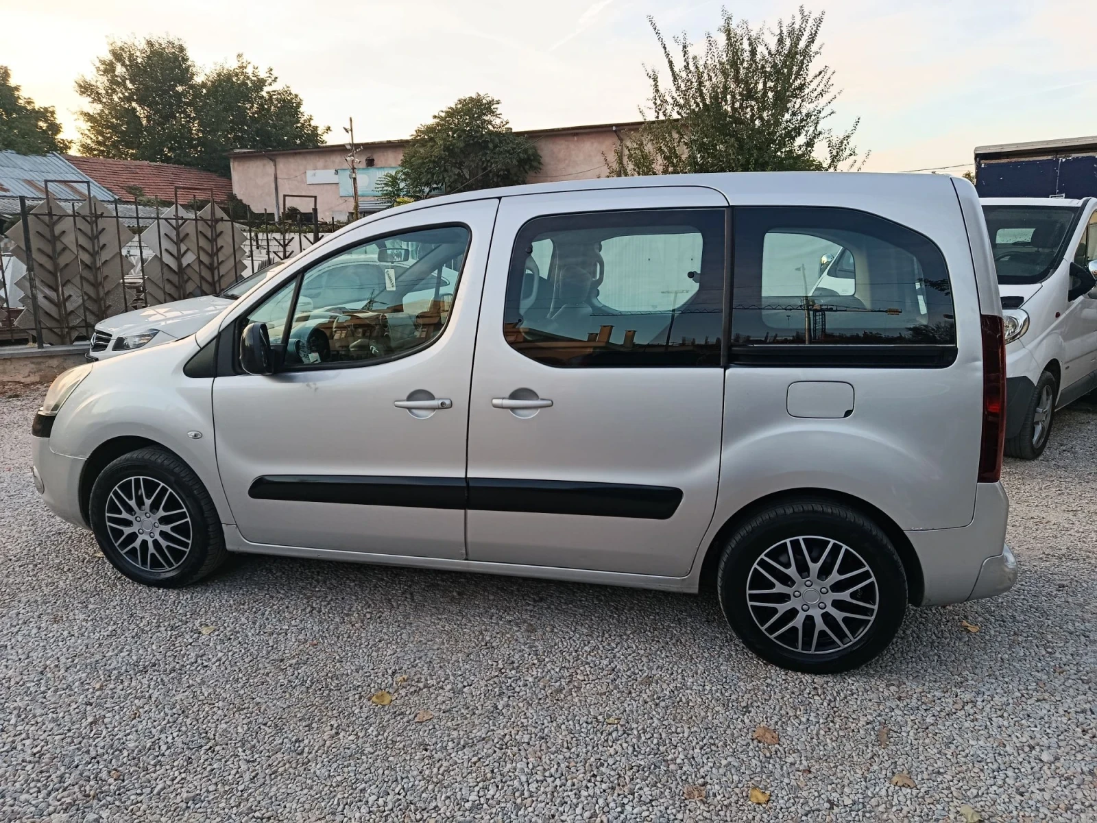 Citroen Berlingo MULTI SPACE 1.6e-HDI 92k, снимка 2 - Автомобили и джипове - 56331804