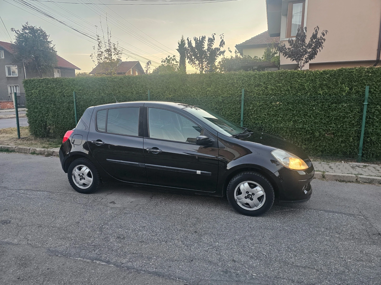 Renault Clio Гаражно-клима, снимка 5 - Автомобили и джипове - 56394980