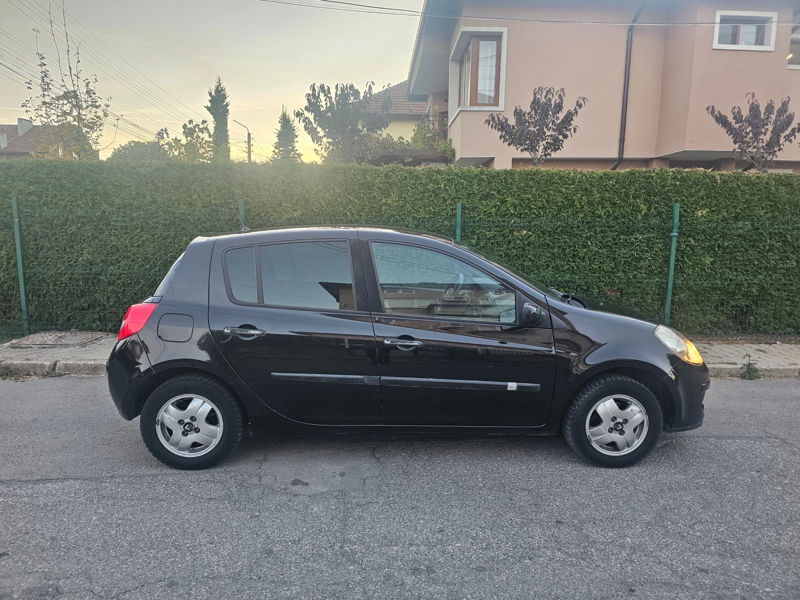 Renault Clio Гаражно-клима, снимка 6 - Автомобили и джипове - 56394980