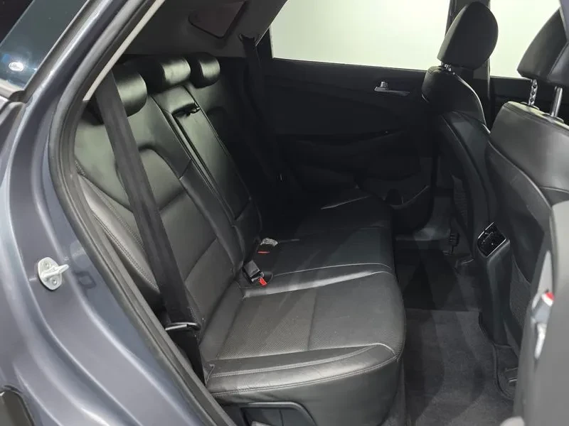 Hyundai Tucson 2.0 CRDi, снимка 12 - Автомобили и джипове - 54258417