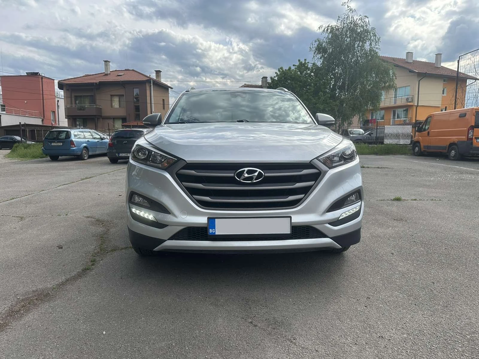 Hyundai Tucson 1.6i, снимка 2 - Автомобили и джипове - 54703368