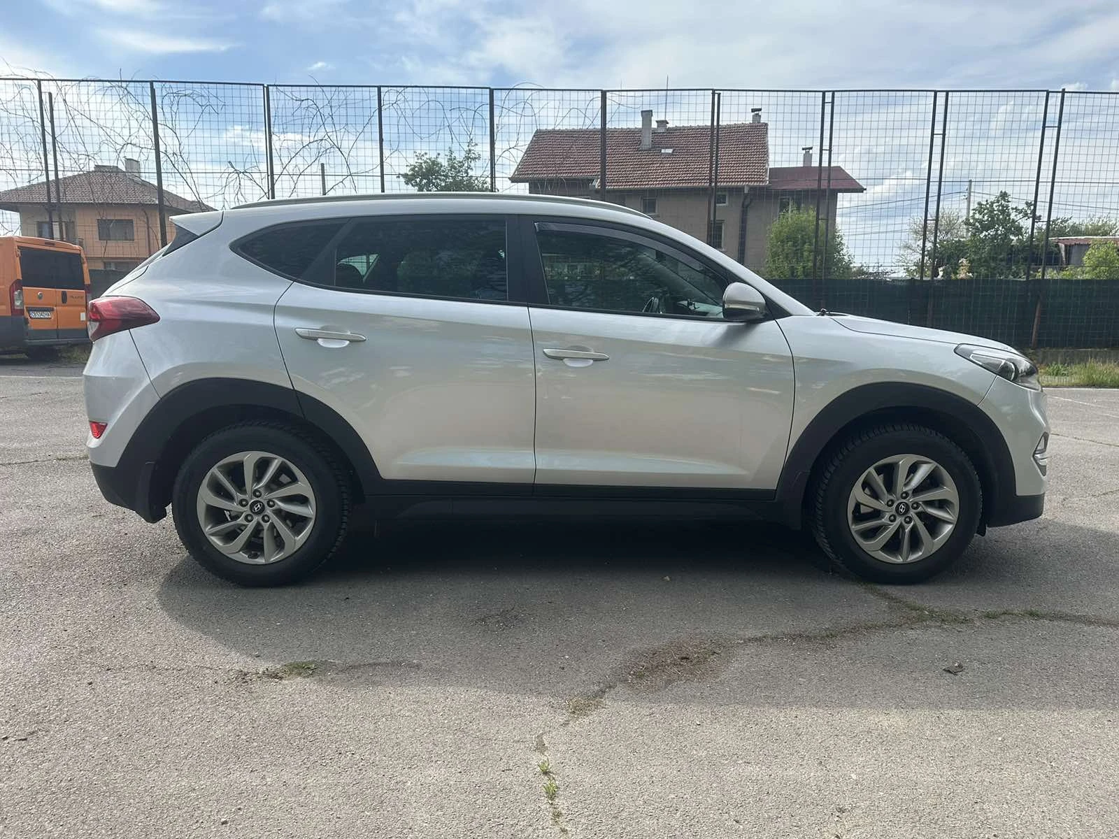 Hyundai Tucson 1.6i, снимка 7 - Автомобили и джипове - 54703368