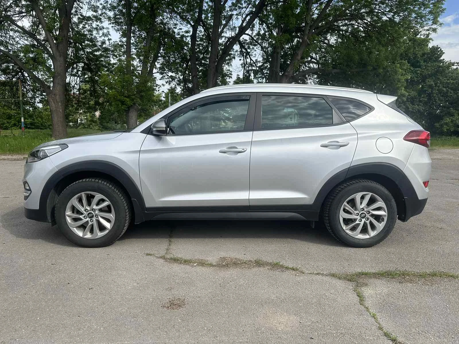 Hyundai Tucson 1.6i, снимка 3 - Автомобили и джипове - 54703368