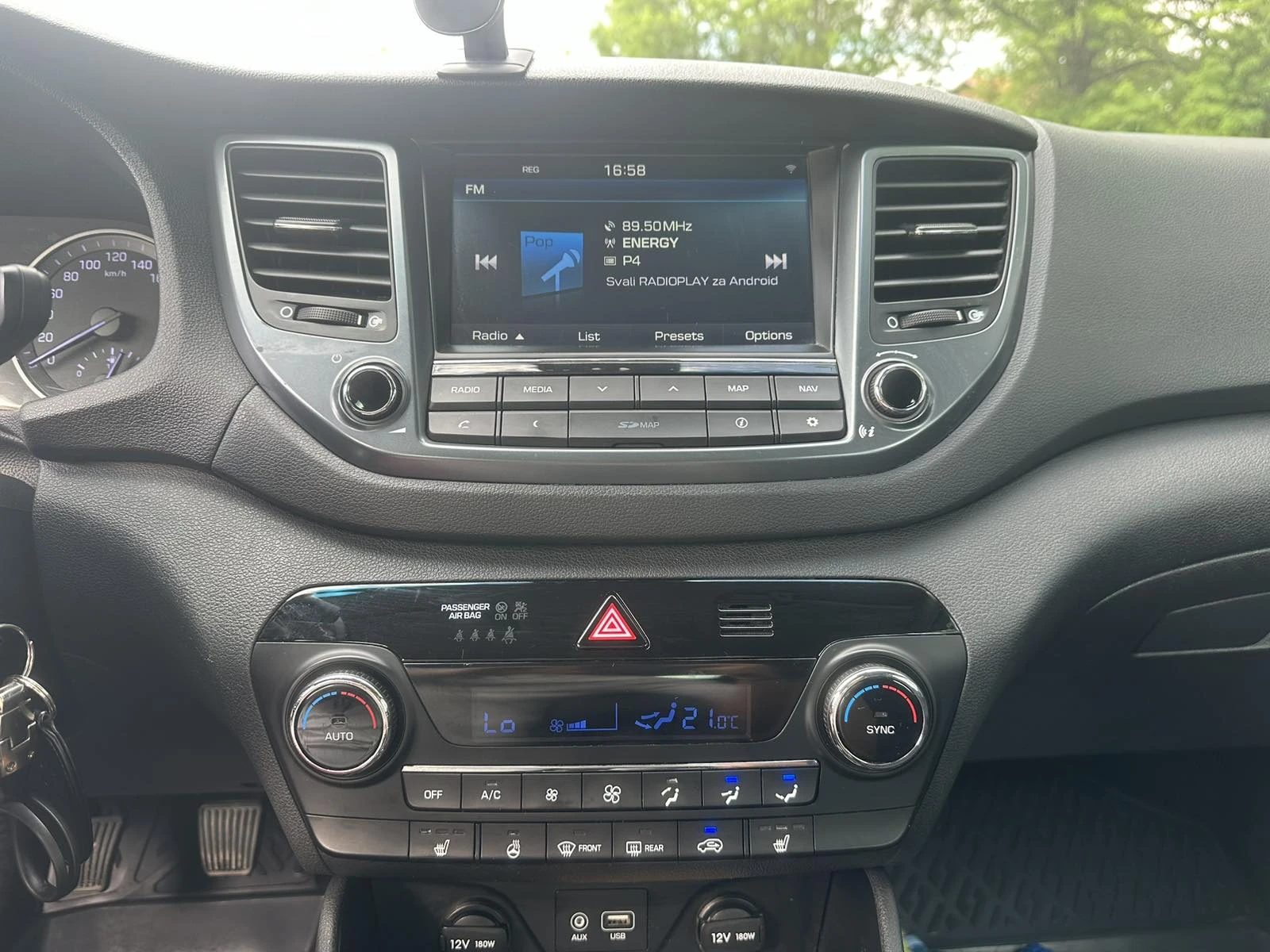 Hyundai Tucson 1.6i, снимка 13 - Автомобили и джипове - 54703368
