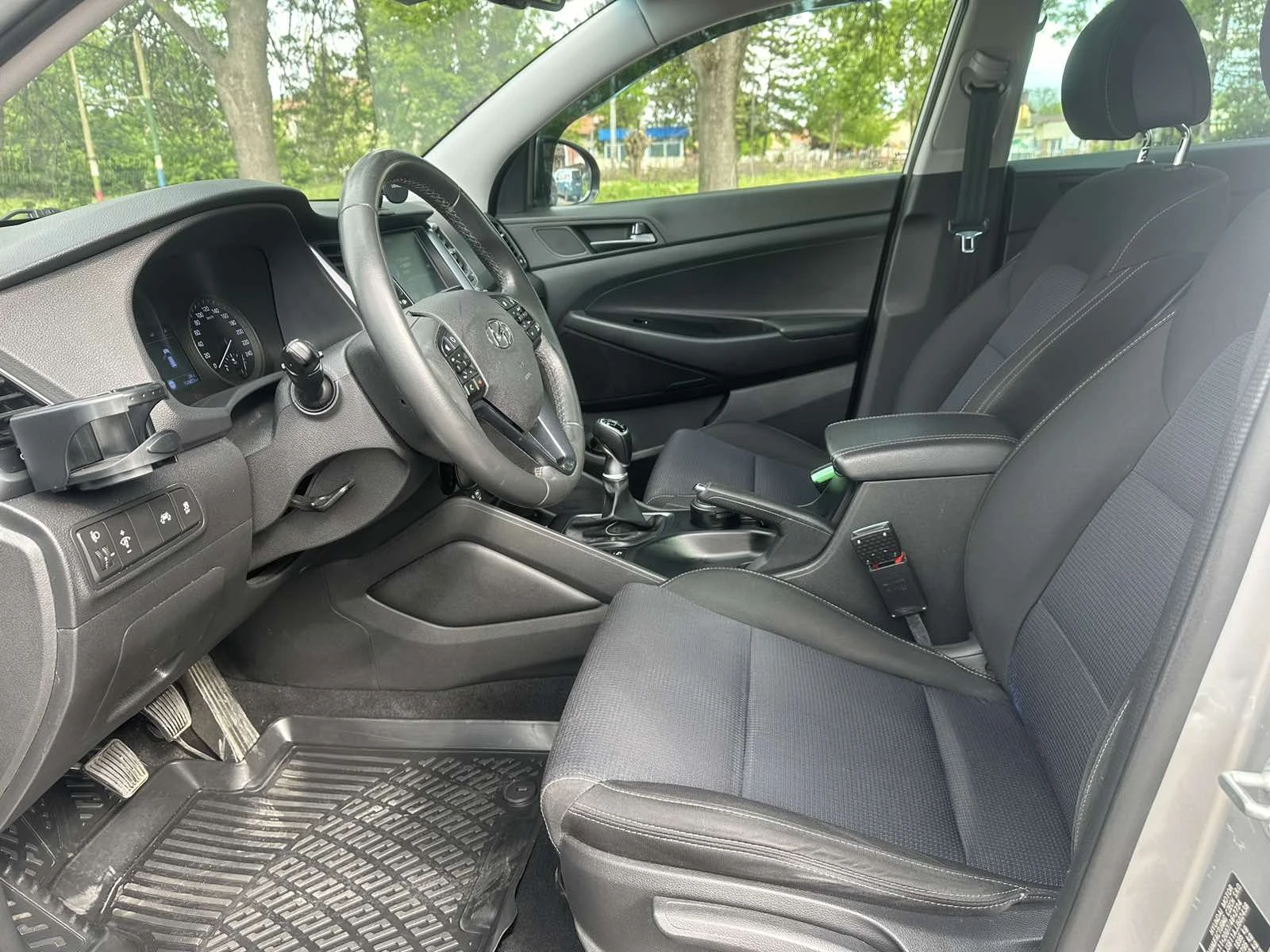 Hyundai Tucson 1.6i, снимка 9 - Автомобили и джипове - 54703368
