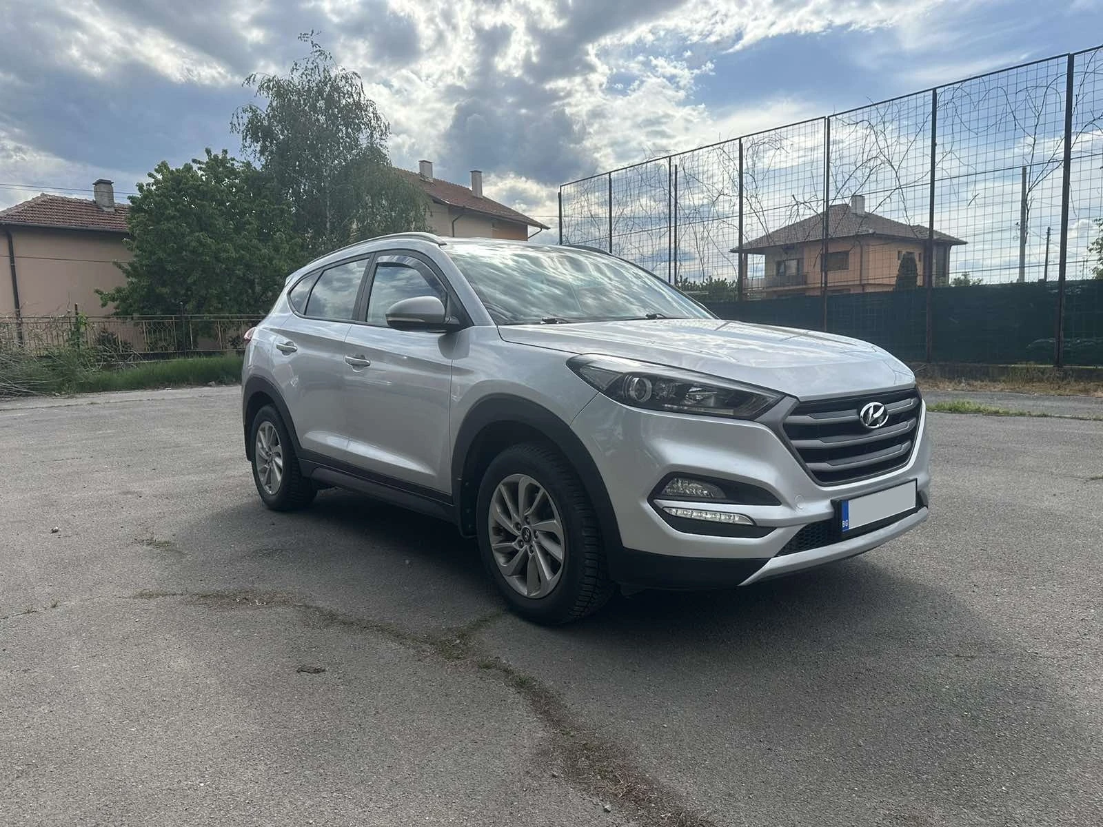 Hyundai Tucson 1.6i, снимка 8 - Автомобили и джипове - 54703368
