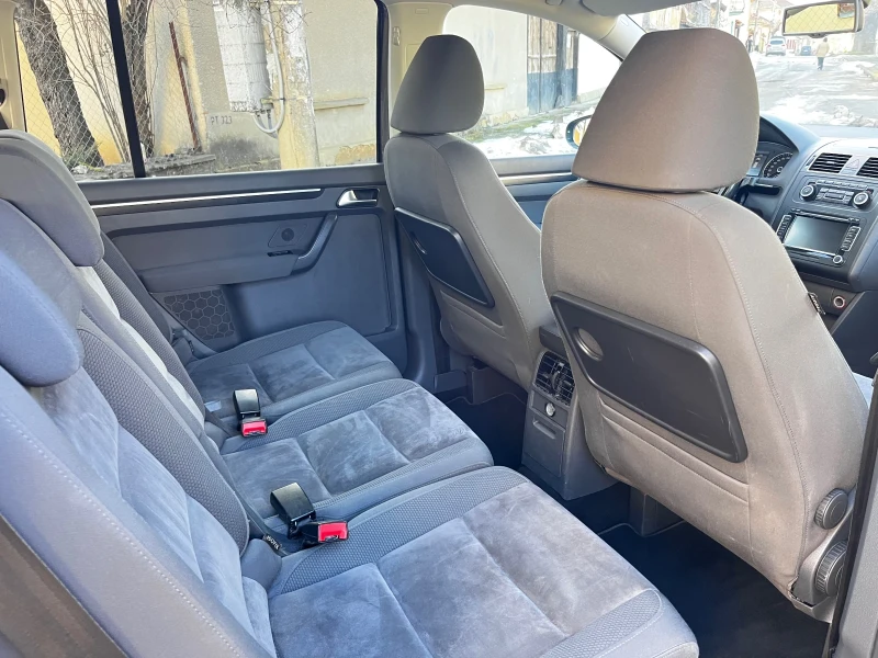 VW Touran 2.0 TDI 6+ 1, снимка 13 - Автомобили и джипове - 48816759