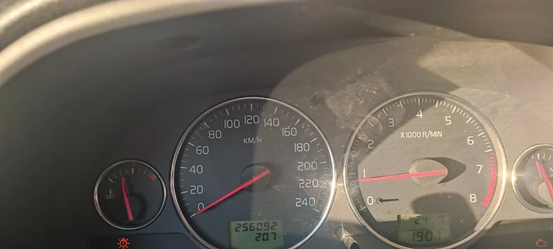 Volvo V40, снимка 10 - Автомобили и джипове - 52837156