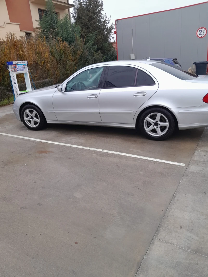Mercedes-Benz E 220, снимка 6 - Автомобили и джипове - 52670341