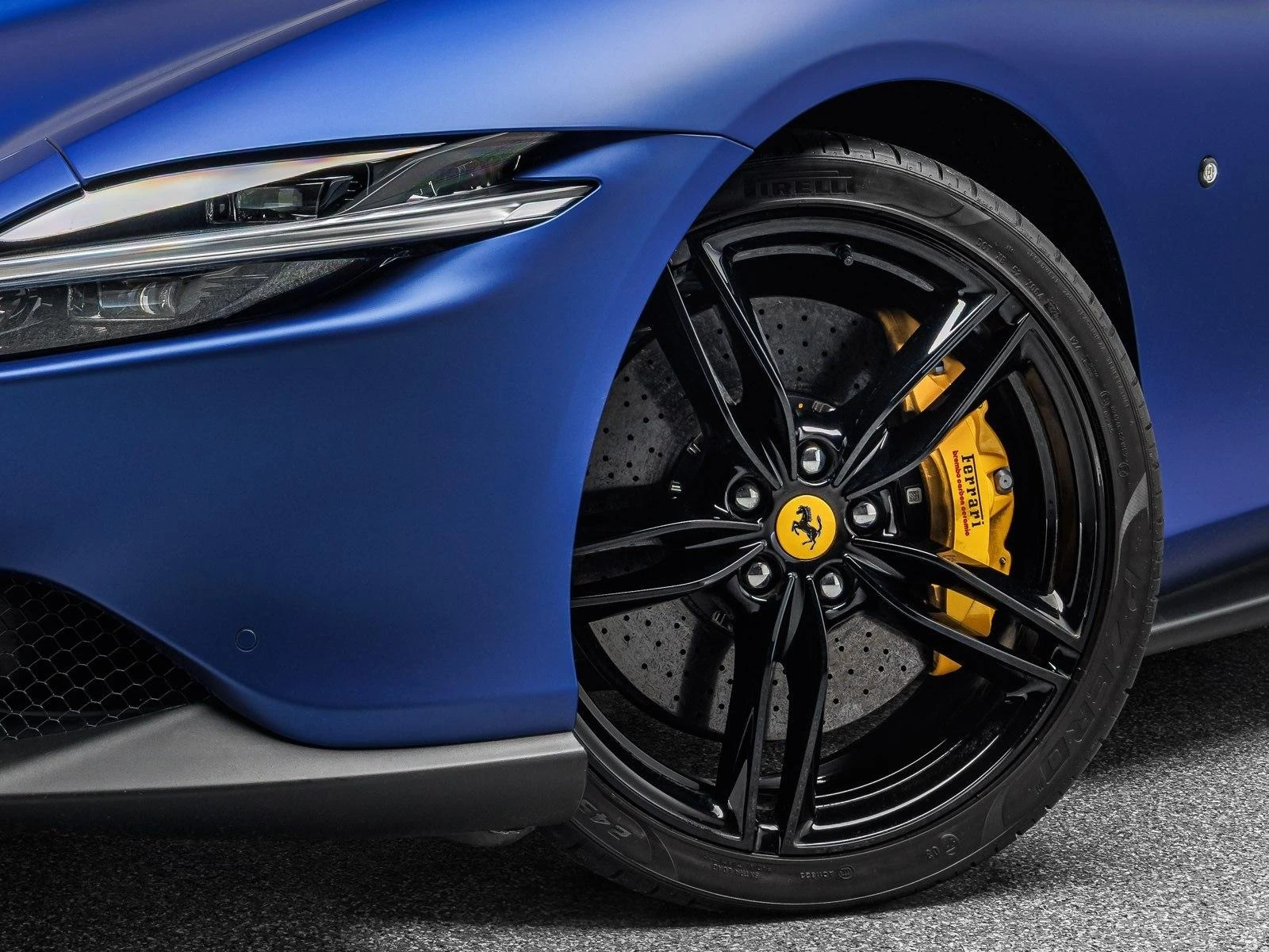 Ferrari Roma SPIDER/CARBON/CERAMIC/JBL/BLU ELETTRICO OPACO, снимка 4 - Автомобили и джипове - 53816169