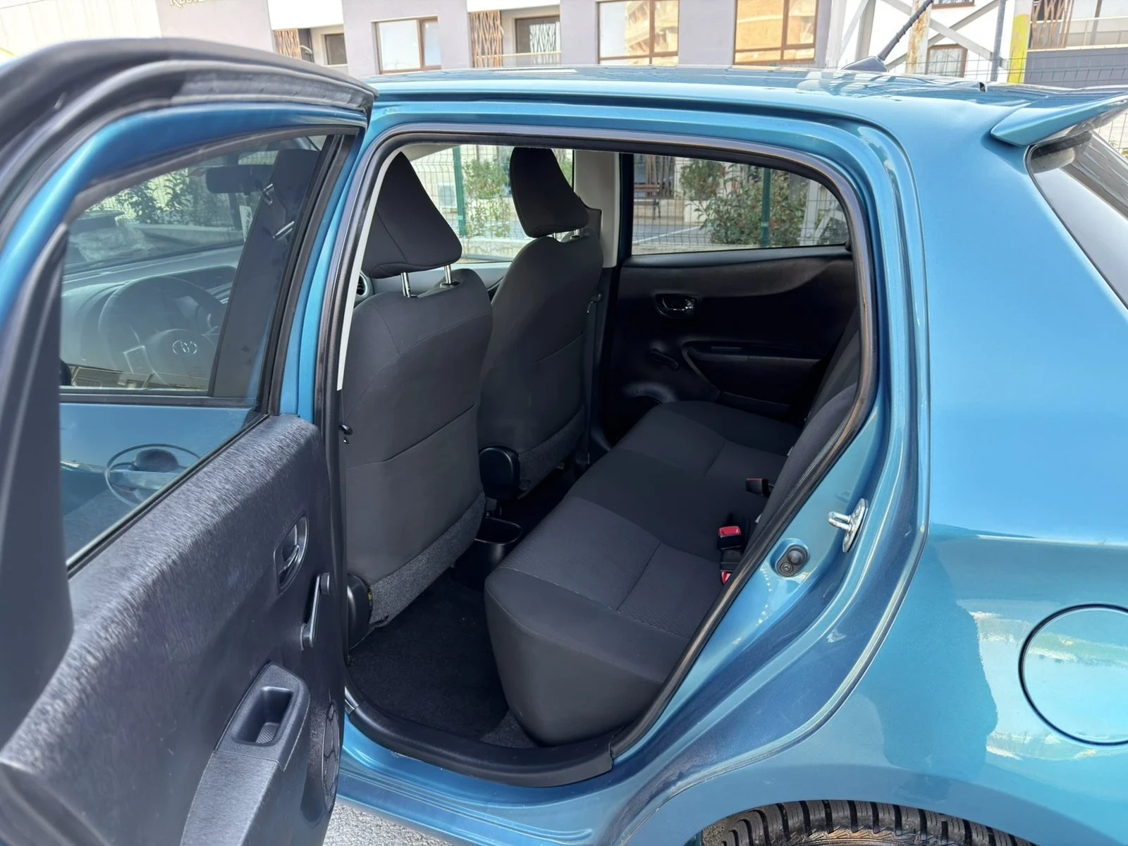 Toyota Yaris 1.3 VVT-i, снимка 14 - Автомобили и джипове - 53978796