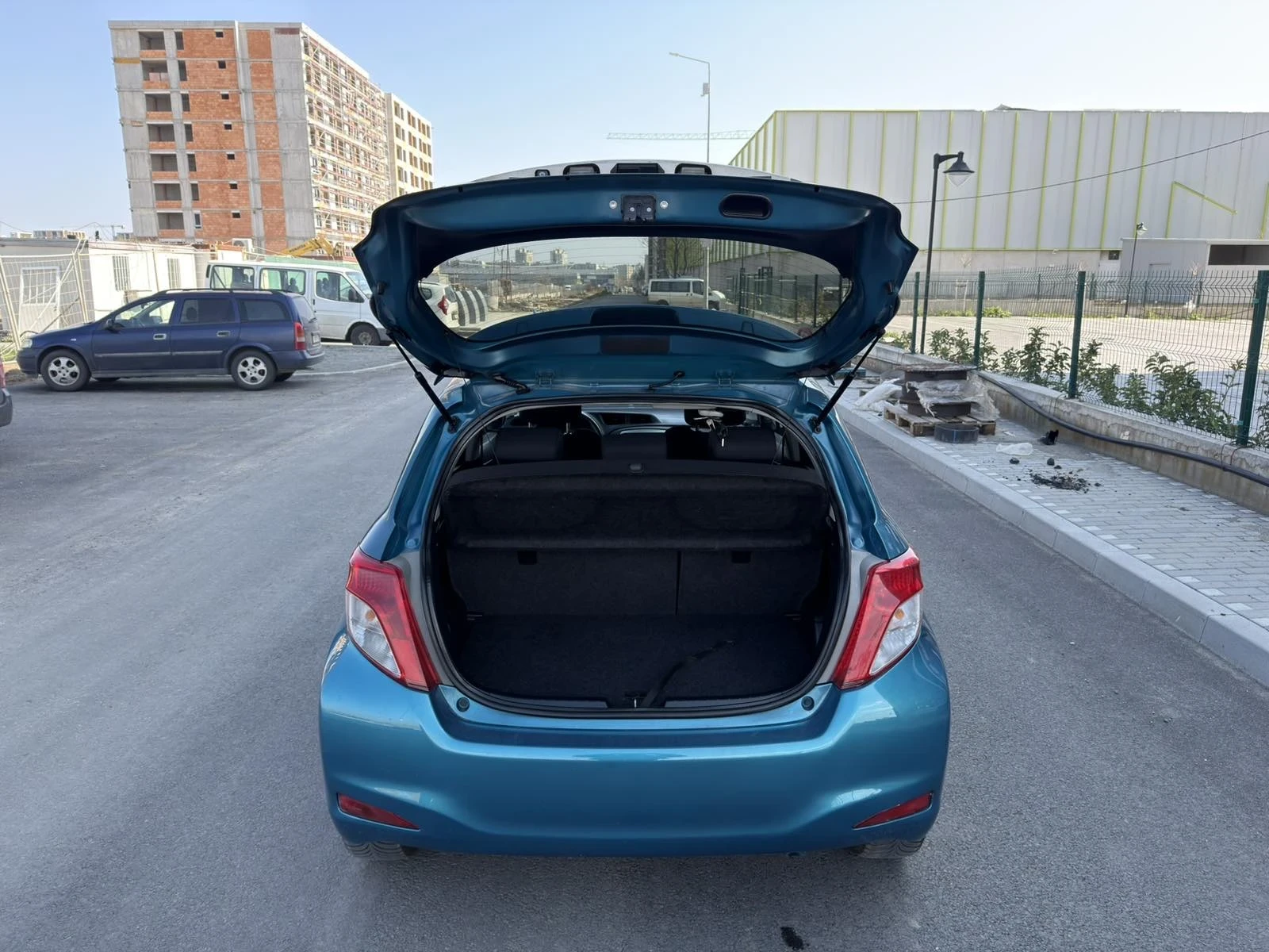 Toyota Yaris 1.3 VVT-i, снимка 8 - Автомобили и джипове - 53978796