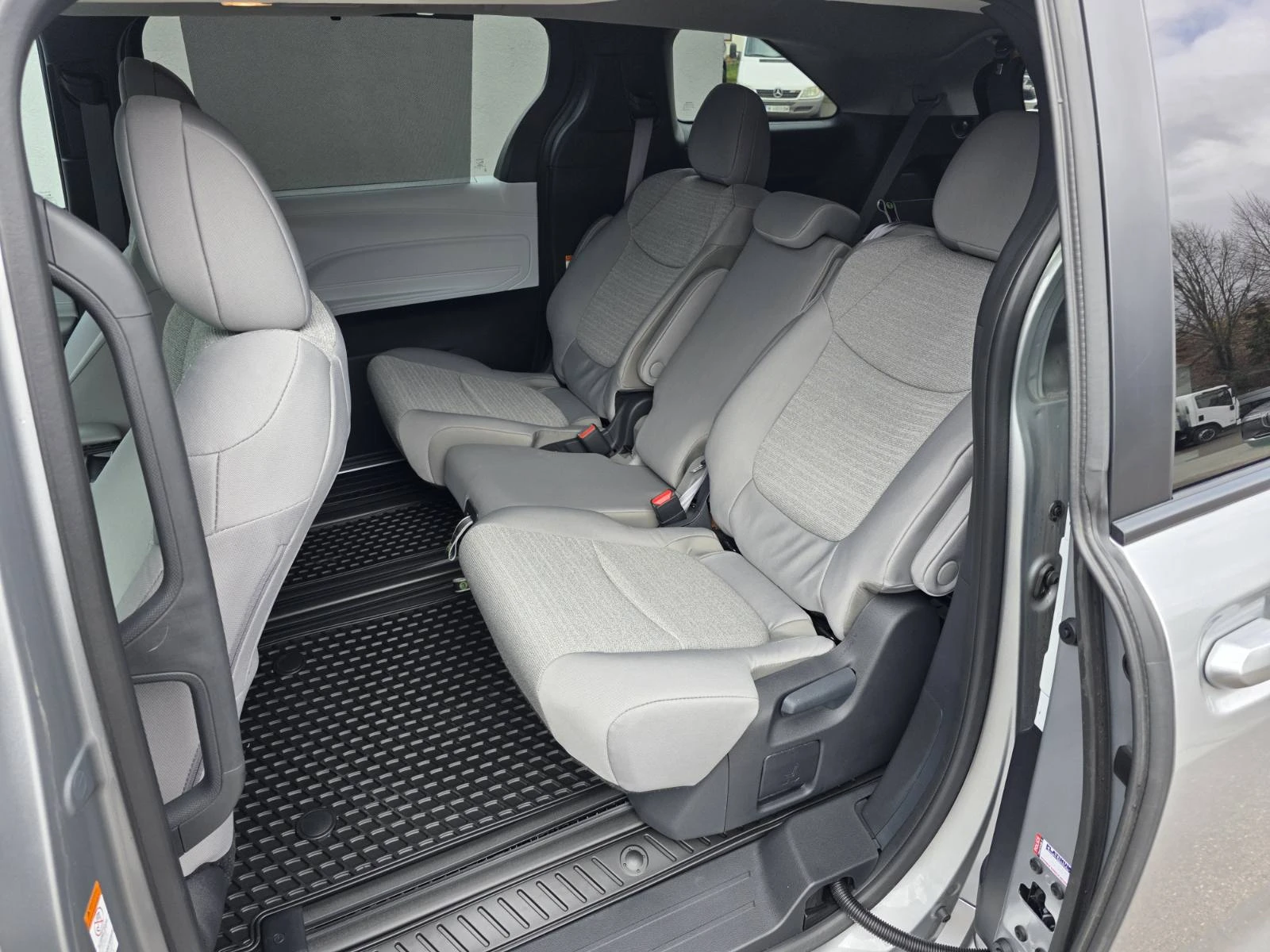 Toyota Sienna 2.5L LE HYBRID AWD, снимка 17 - Автомобили и джипове - 54079061