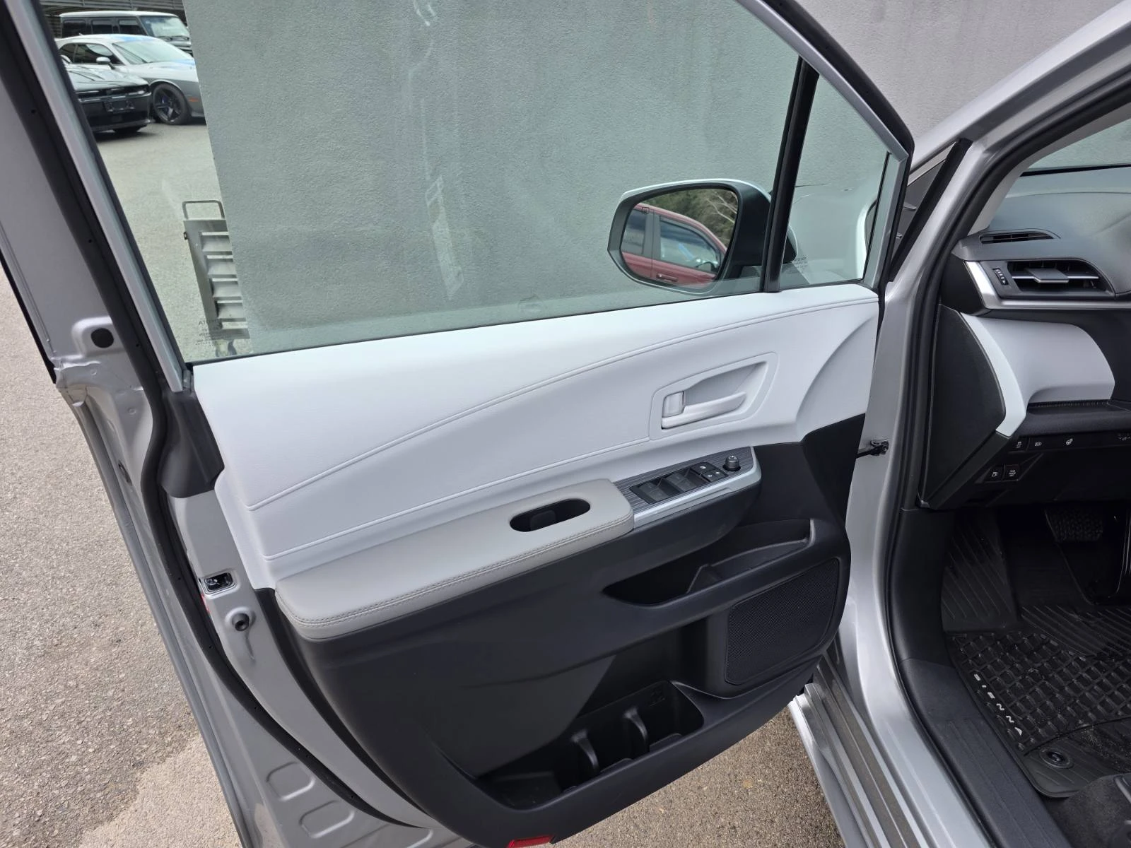 Toyota Sienna 2.5L LE HYBRID AWD, снимка 8 - Автомобили и джипове - 54079061