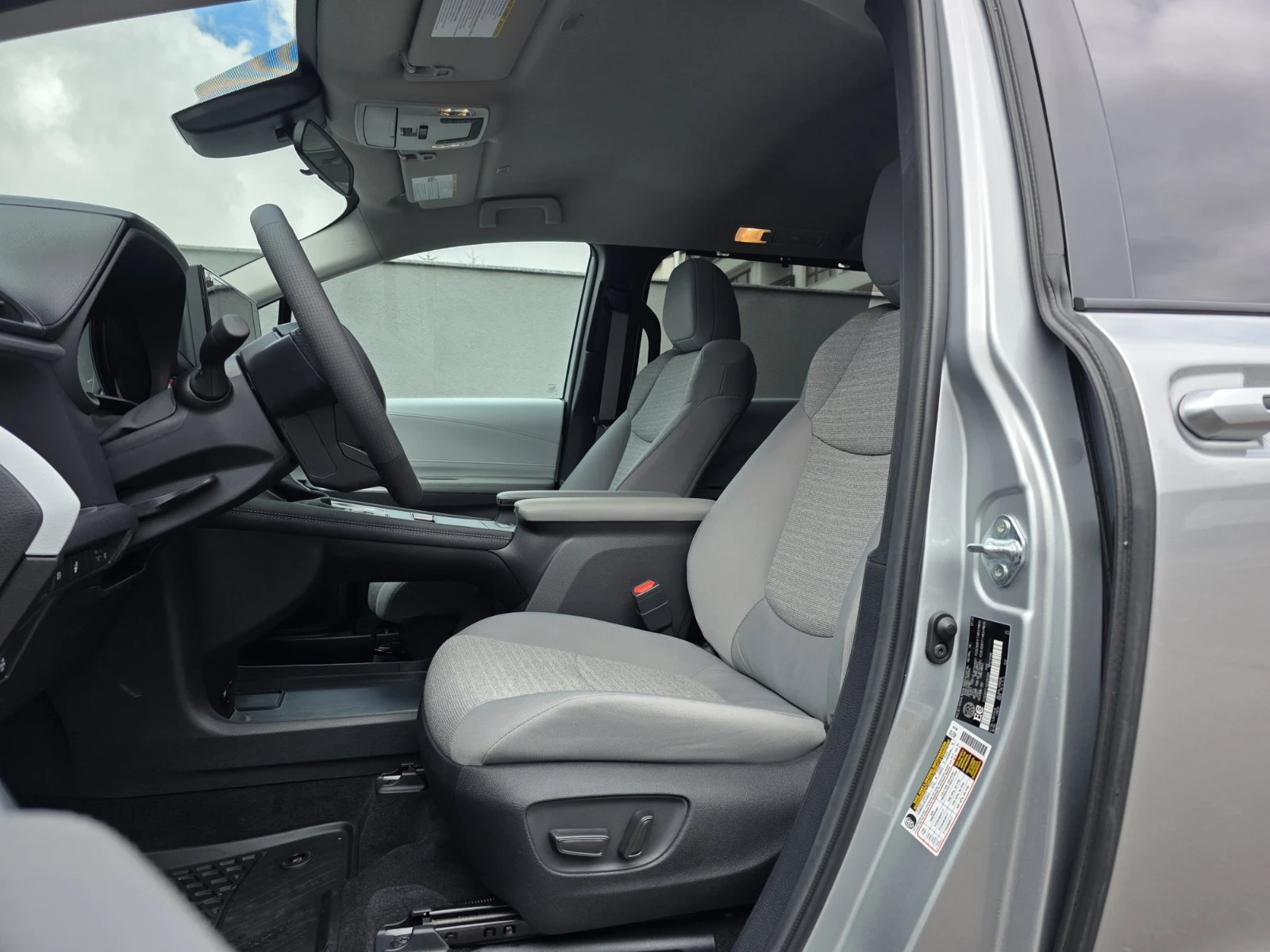 Toyota Sienna 2.5L LE HYBRID AWD, снимка 9 - Автомобили и джипове - 54079061