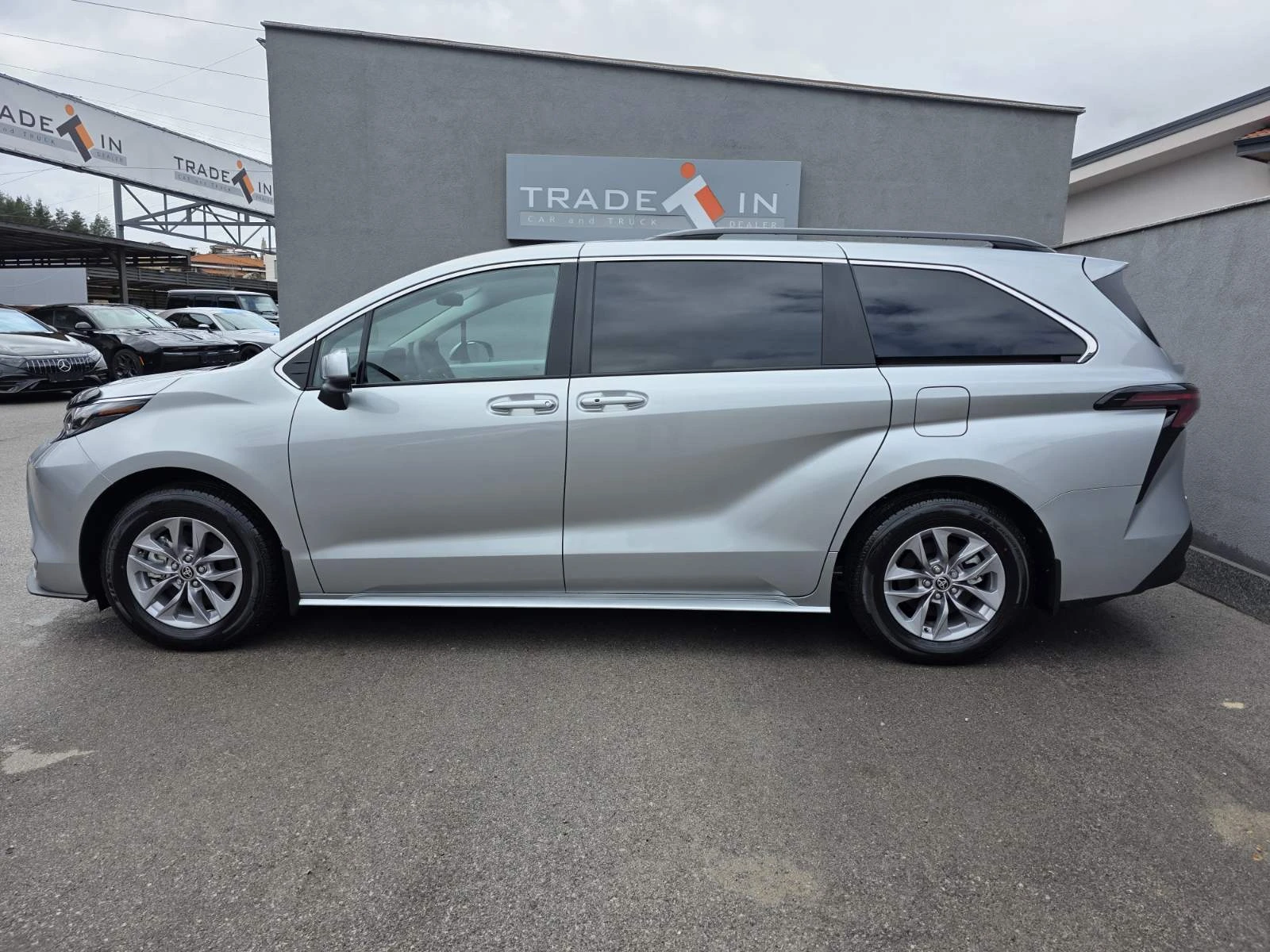 Toyota Sienna 2.5L LE HYBRID AWD, снимка 7 - Автомобили и джипове - 54079061