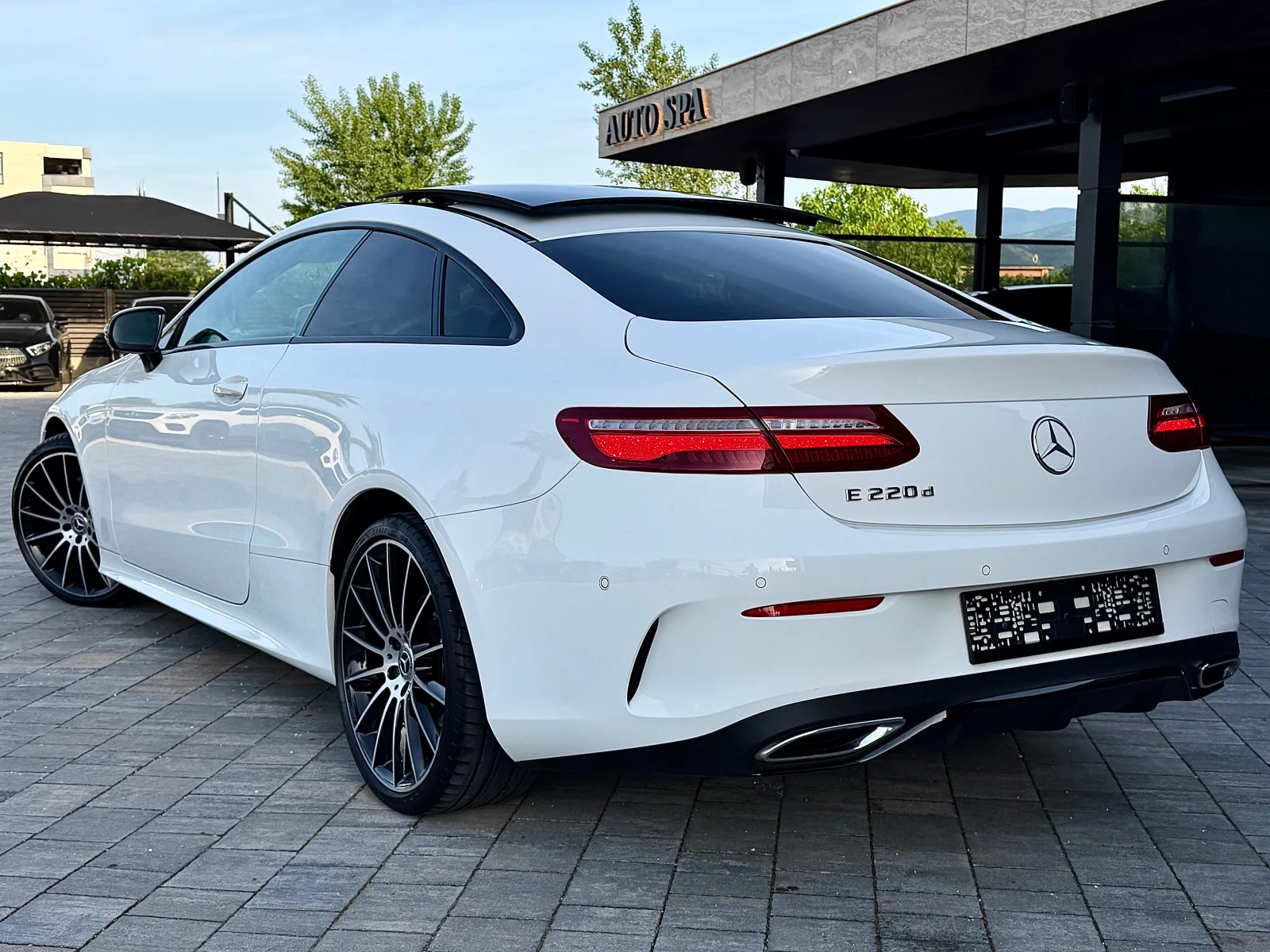 Mercedes-Benz E 220 AMG #PANORAM#DIGITAL#MultiBeam#HUD#CAM360#MEMORY#, снимка 4 - Автомобили и джипове - 54672958