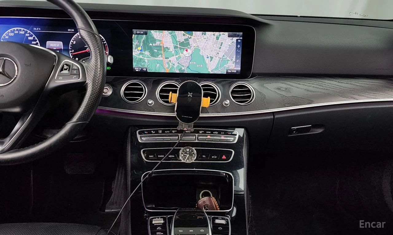 Mercedes-Benz E 300 ДИГИТАЛНО* ТАБЛО* ОБДУХВАНЕ* ПОДГРЕВ* ОБДУХВАНЕ* К, снимка 9 - Автомобили и джипове - 55528746