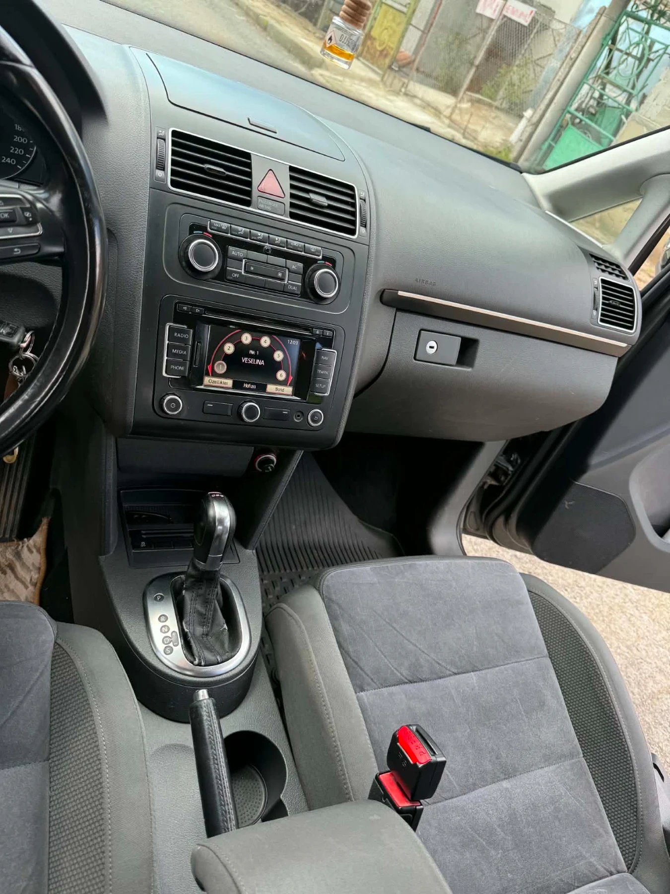 VW Touran, снимка 15 - Автомобили и джипове - 55903765