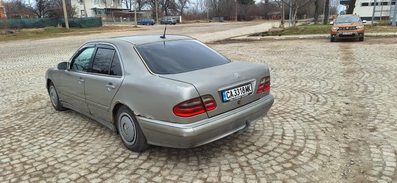 Mercedes-Benz E 200 CDI, снимка 3 - Автомобили и джипове - 47621684