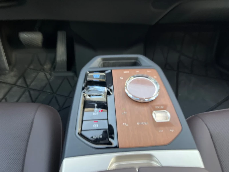 BMW iX xDrive40, снимка 11 - Автомобили и джипове - 52487557