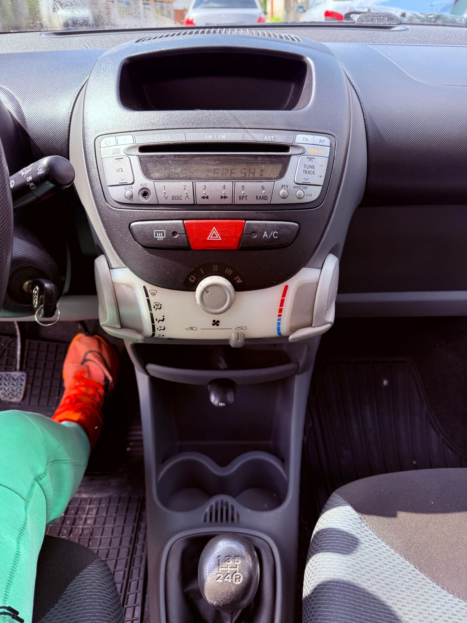 Toyota Aygo 1.0VVTI Топ състояния като нова, снимка 11 - Автомобили и джипове - 54658084