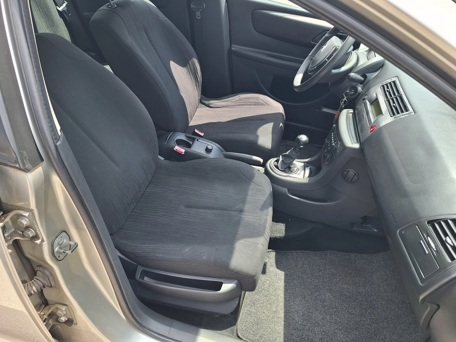 Toyota Yaris 1.0i, снимка 17 - Автомобили и джипове - 54854384