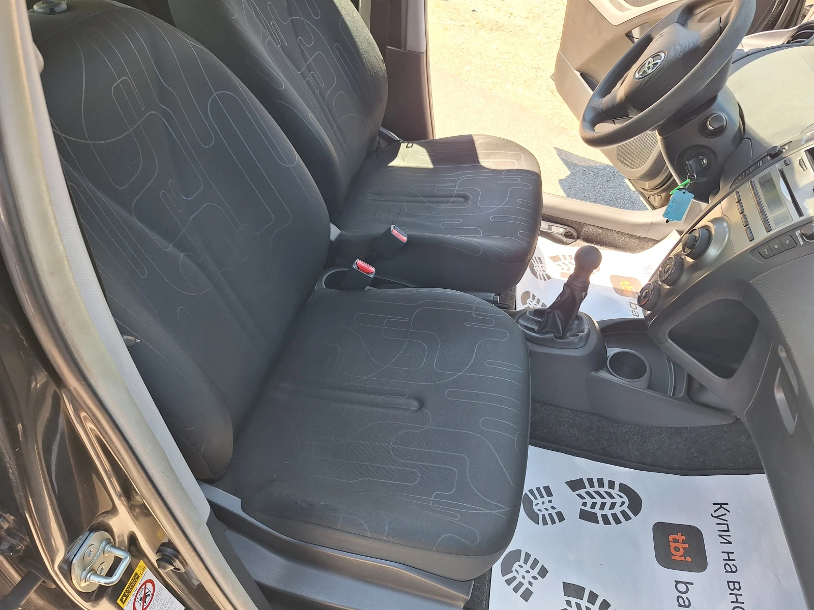 Toyota Yaris 1.0i, снимка 14 - Автомобили и джипове - 54854384
