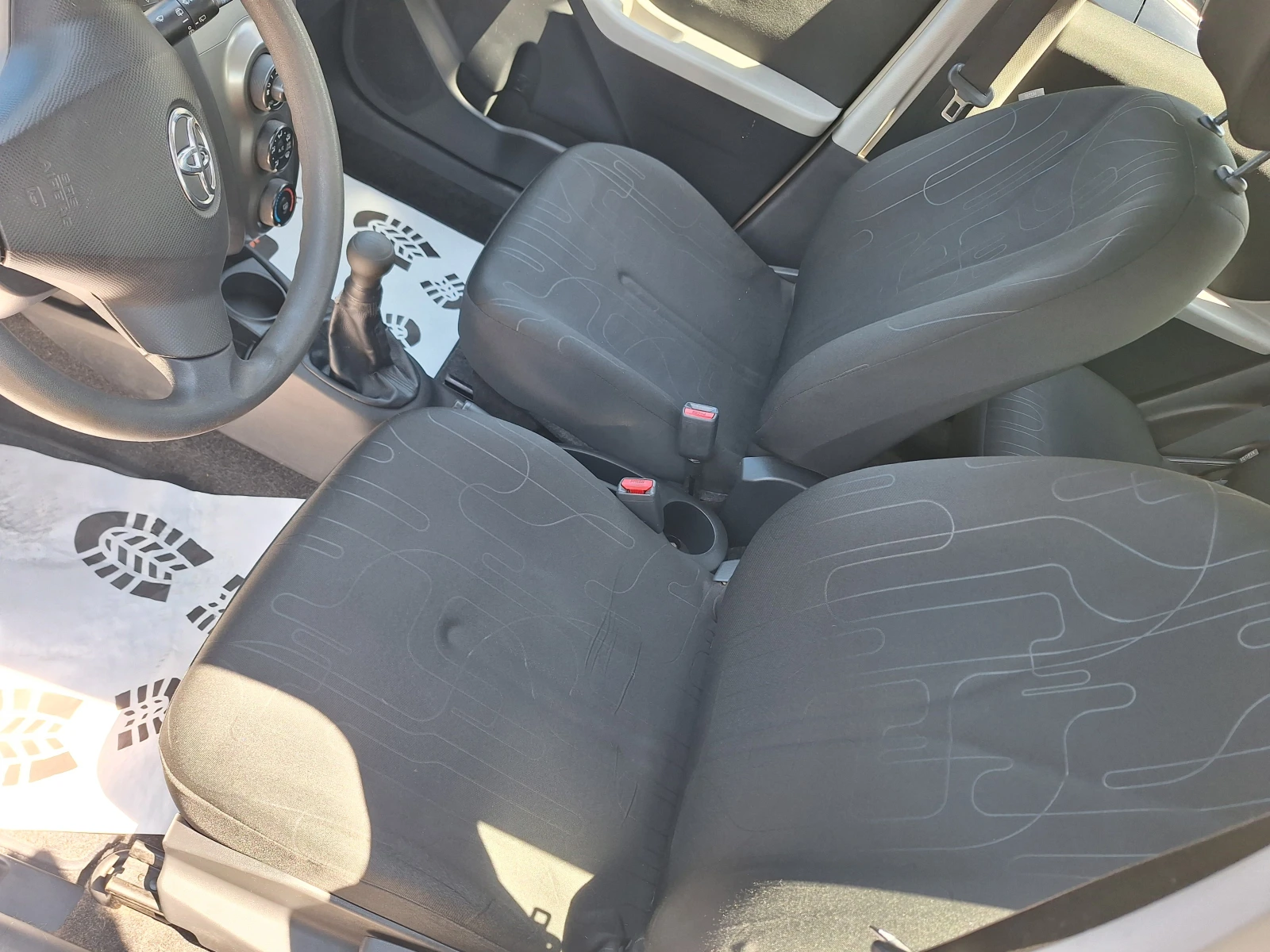 Toyota Yaris 1.0i, снимка 16 - Автомобили и джипове - 54854384