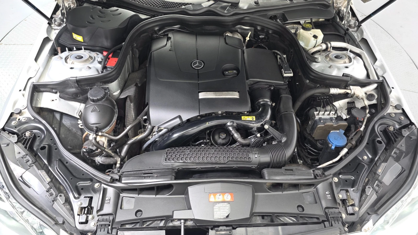 Mercedes-Benz E 200 2.0 Avantgarde, снимка 5 - Автомобили и джипове - 55144580